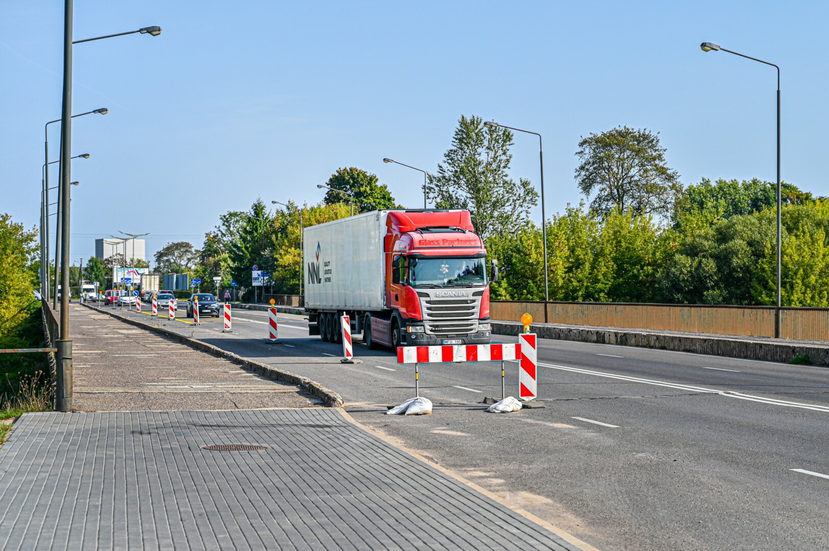 Didžiausią nerimą specialistams kelią sunkiasvorių transporto priemonių eismas Nemuno gatvės tiltu. G. KARTANO nuotr.