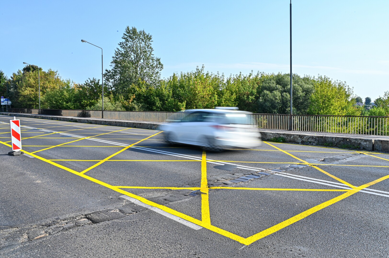 Nuo per didelių apkrovų tiltą bus bandoma saugoti nauju žymėjimu, tačiau kai kuriems vairuotojams geltonai išpieštos linijos – nė motais. G. KARTANO nuotr.