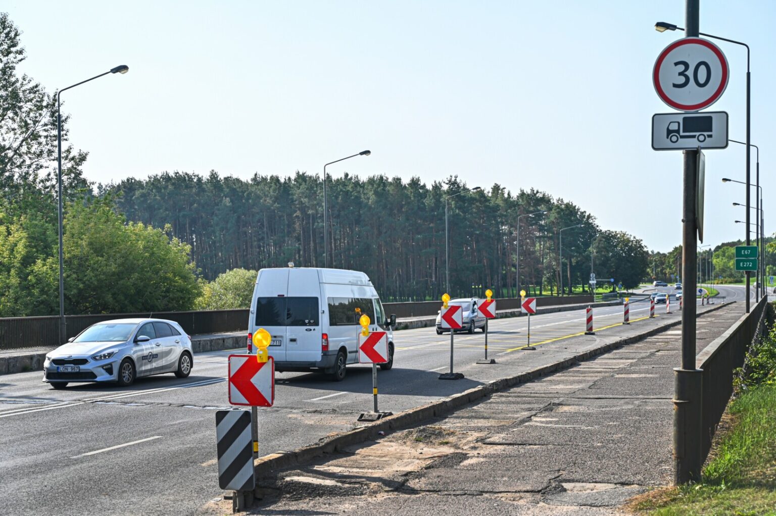 Panevėžyje prasidėję gatvių ženklinimo darbai neaplenkė ir Nemuno gatvėje esančio tilto, daugeliui vairuotojų tai sukėlė nuostabą. Panevėžiečiai juokauja, kad taip ryškiai išpieštomis geltonomis linijomis tikriausiai bandoma dangstyti tilto dangos defektus.