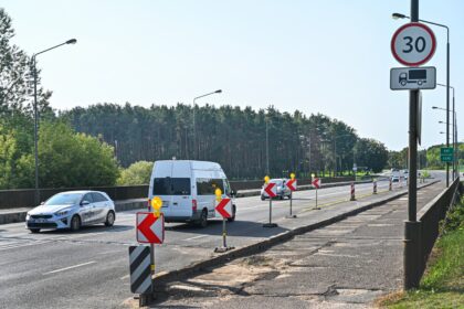 Panevėžyje prasidėję gatvių ženklinimo darbai neaplenkė ir Nemuno gatvėje esančio tilto, daugeliui vairuotojų tai sukėlė nuostabą. Panevėžiečiai juokauja, kad taip ryškiai išpieštomis geltonomis linijomis tikriausiai bandoma dangstyti tilto dangos defektus.