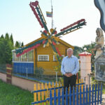 Romo Jutelio namai taip traukia akį, kad važiuojantieji pro šalį būtinai stabteli, fotografuojasi patys ir fotografuoja išskirtinę sodybą. G. KARTANO nuotr.