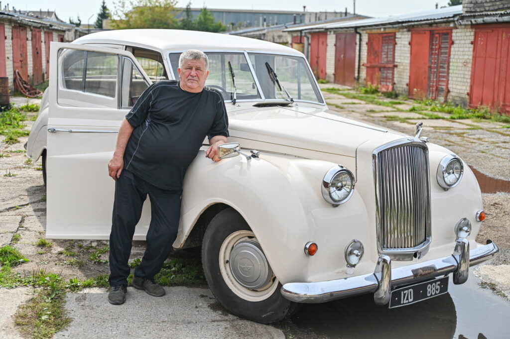 Į gerai žinomo klasikinių automobilių kolekcininko bei restauratoriaus Sauliaus Kaušo garažą Panevėžyje vos prieš mėnesį įriedėjo, ko gero, daugelio automobilininkų svajonė ir tikra retenybė – į septintą dešimtį įkopusi baltoji gulbė „Austin Princess“. Šis automobilis – vienas iš vos dviejų visoje Europoje.