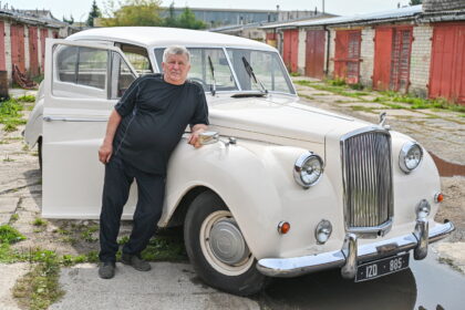 Į gerai žinomo klasikinių automobilių kolekcininko bei restauratoriaus Sauliaus Kaušo garažą Panevėžyje vos prieš mėnesį įriedėjo, ko gero, daugelio automobilininkų svajonė ir tikra retenybė – į septintą dešimtį įkopusi baltoji gulbė „Austin Princess“. Šis automobilis – vienas iš vos dviejų visoje Europoje.