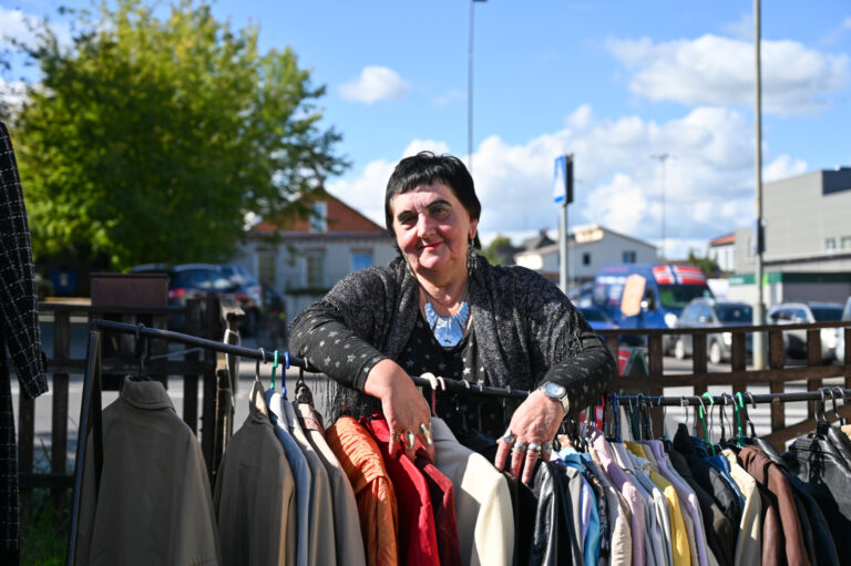 Panevėžyje veikiančios dėvėtų drabužių parduotuvės savininkė Alfa Morkevičienė ir šiaulietė šlagerių karalienė Vitalija Katunskytė niekada nebuvo susitikusios, nebendravo, neaptarė viena kitos išvaizdos. Tačiau dabar, kai Lietuva nebeturi šios scenos žvaigždės, pamatęs panevėžietę neretas su nuostaba sušunka: „Oi! Katunskytė prisikėlė!“