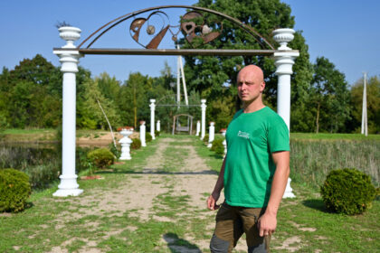 Netoli Berčiūnų esančiame Smiltynės viensėdyje pavasarį tvenkinyje aptiktos keturios kolonos tiek jas radusiam verslininkui, tiek vietiniams sukėlė daugybę klausimų.