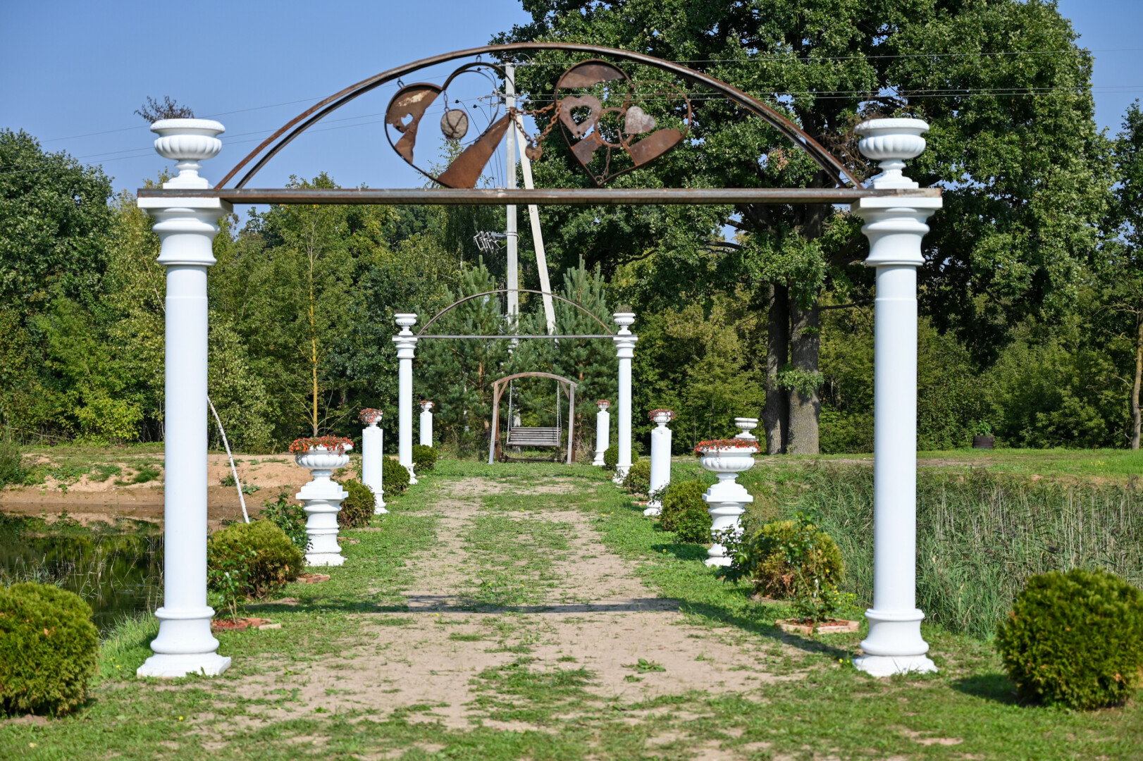 Iš dumblo ištrauktos kolonos su naujai pagamintomis dabar puošia Meilės alėją. P. ŽIDONIO nuotr.