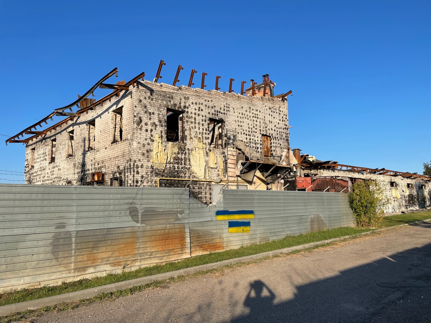 Karo išvakarėse užbaigti statyti ūkininko šeimos ferma ir ūkinis pastatas virto degėsiais. E. Butrimo nuotr.