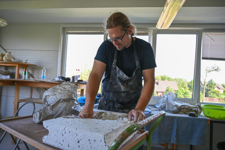 Į Panevėžį sugrįžo vienas įspūdingiausių ir jau tradicija tapusių renginių – tarptautinis keramikos simpoziumas, viliojantis menininkus į Aukštaitijos sostinę atvykti iš tolimiausių pasaulio kampelių. Šiemet į simpoziumą atrinkti aštuoni kūrėjai iš septynių šalių.