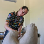 Ukrainietė Maryna Handysh simpoziume kuriamai kompozicijai, kuri kol kas primena milžinišką rankos plaštaką, suteikia romantišką atspalvį. P. ŽIDONIO nuotr.