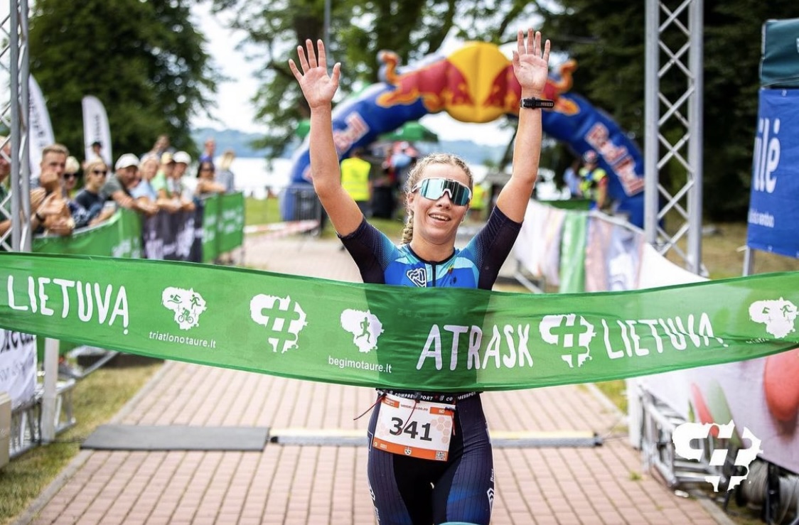 Kas galėjo pamanyti, kad prieš daugiau nei trylika metų dėl ligos į baseiną atvestą mergaitę šiandien galėsime vadinti Lietuvos triatlono žvaigžde.