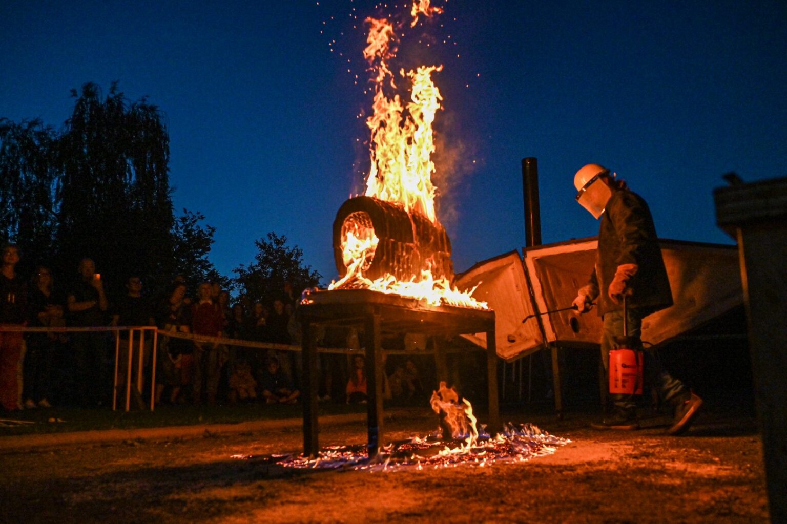 Panevėžio dailės galerijos kiemelyje vyko parodomasis „copper matte“ keramikos degimas.