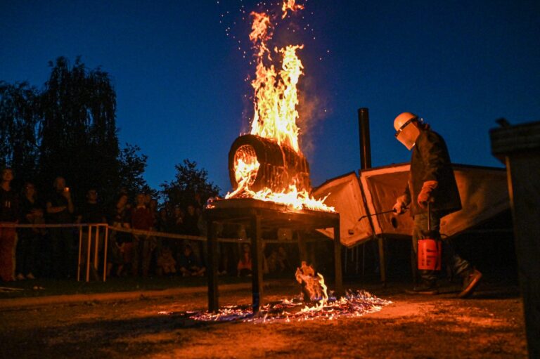 Panevėžio dailės galerijos kiemelyje vyko parodomasis „copper matte“ keramikos degimas.
