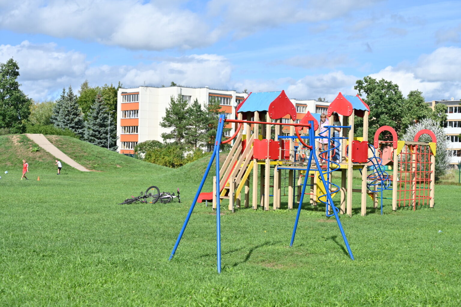 Didelis ir nepigus sumanymas Dembavoje pastatyti modernų sporto aikštyną su futbolo stadionu, viena krepšinio ir dviem teniso kortų aikštelėmis rimtai stringa. Ėmusis nagrinėti už nemažus pinigus padarytą projektą, paaiškėjo, kad aikštynas atsirastų ne tik pačiame gyvenvietės centre, bet kirstų ir vieną iš centrinių gatvių.