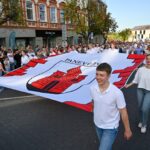 520-ąjį Panevėžio gimtadienį vainikavo jau tradicija tapusi šventinė eisena, kurią šiemet papuošė rekordinis skaičius išradingais instrumentais nešinų, su kaukėmis, muzikuojančių ir šventiškai nusiteikusių dalyvių. Aukštaitijos sostinės žmonės dar kartą įrodė – „Panevėžys skamba gerai!”