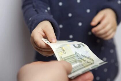 Lietuvos gyventojai vaikams duoda daugiau kišenpinigių nei kaimynai latviai ir estai, rodo „Citadele“ užsakymu atlikta Baltijos šalių gyventojų apklausa.