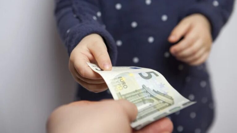 Lietuvos gyventojai vaikams duoda daugiau kišenpinigių nei kaimynai latviai ir estai, rodo „Citadele“ užsakymu atlikta Baltijos šalių gyventojų apklausa.