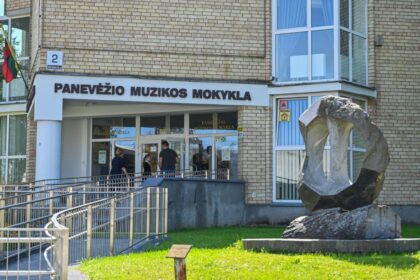 Daugiau nei septynias dešimtis metų gyvuojanti Panevėžio muzikos mokykla šį rudenį tikisi vadintis vieno garsiausių Lietuvos kompozitorių vardu.