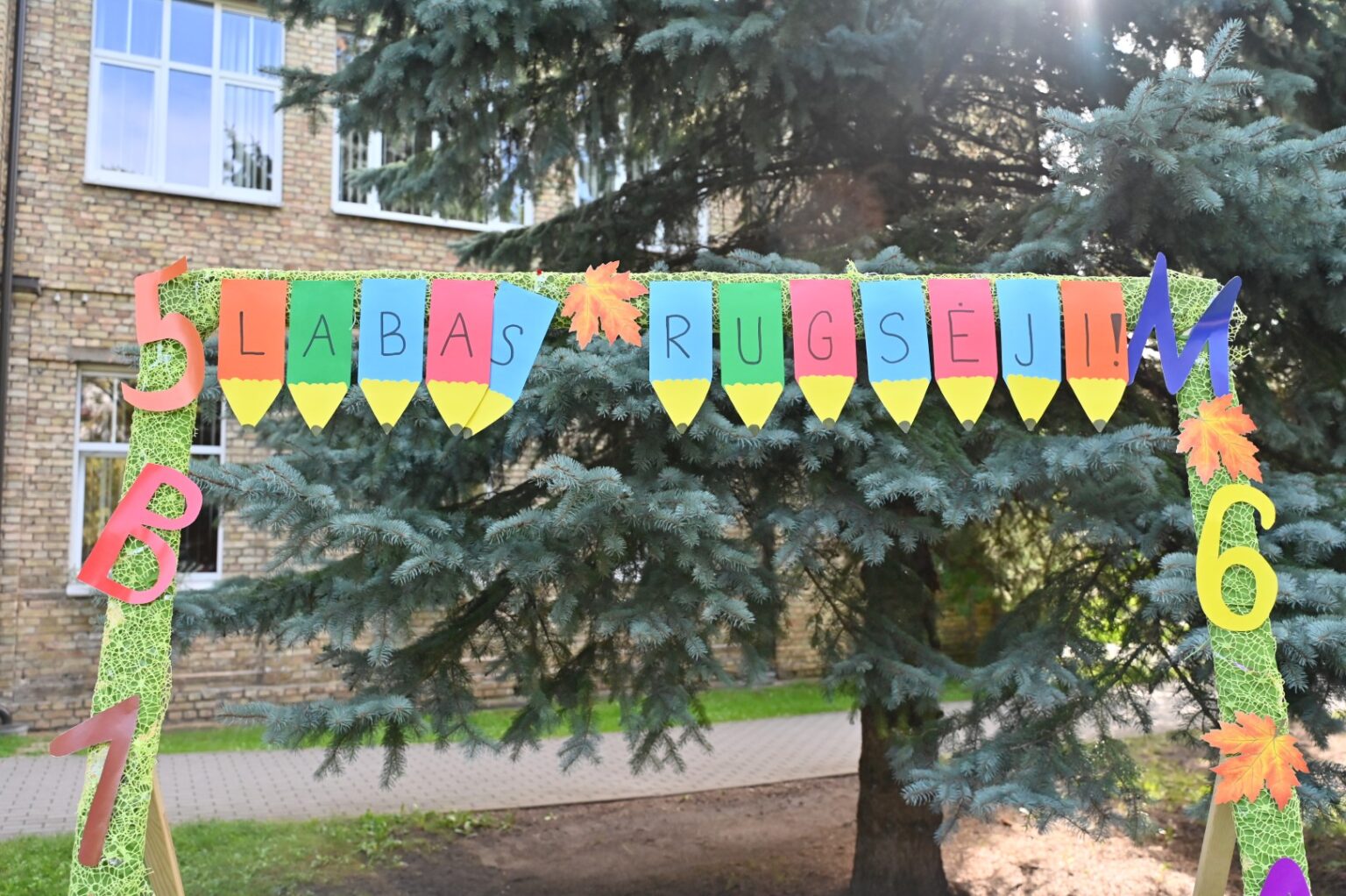 Nors nauji mokslo metai, regis, dar už kalnų, Panevėžio mokyklos jau intensyviai ieško, kas kitąmet mokys jų vaikus, o pirmieji skelbimai apie mokytojams siūlomą darbą pasirodė dar kovą.