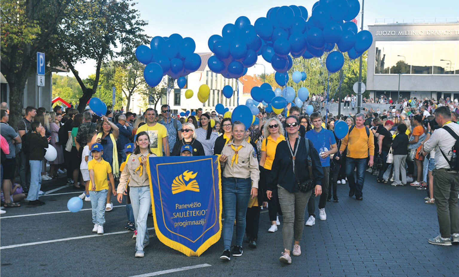 Tokiu šūkiu „Saulėtekio“ progimnazijos bendruomenė, žygiuodama Panevėžio 520-ojo gimtadienio šventinėje eisenoje, garsiai sveikino panevėžiečius ir miesto svečius.