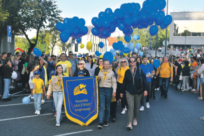 Tokiu šūkiu „Saulėtekio“ progimnazijos bendruomenė, žygiuodama Panevėžio 520-ojo gimtadienio šventinėje eisenoje, garsiai sveikino panevėžiečius ir miesto svečius.
