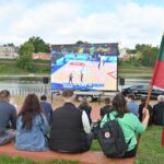 Lietuvos krepšinio rinktinės gerbėjai susirinko į Panevėžio senvagę LED ekrane stebėti tiesioginės transliacijos iš Filipinų sostinės Manilos, kur vykstančio pasaulio čempionato pirmajame ketvirtfinalio susitikime kaunasi Lietuvos ir Serbijos krepšininkai.