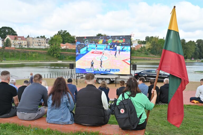 Lietuvos krepšinio rinktinės gerbėjai susirinko į Panevėžio senvagę LED ekrane stebėti tiesioginės transliacijos iš Filipinų sostinės Manilos, kur vykstančio pasaulio čempionato pirmajame ketvirtfinalio susitikime kaunasi Lietuvos ir Serbijos krepšininkai.