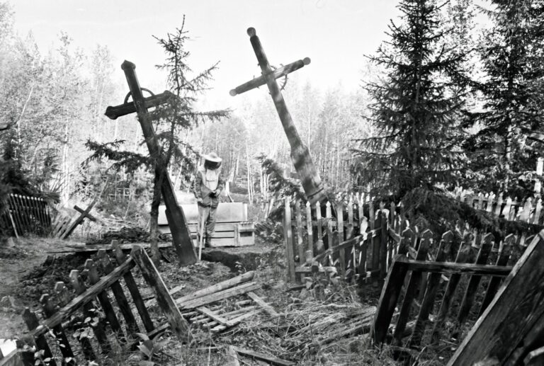 Sibiro ir Kazachstano platybėse amžinojo poilsio atgulė tūkstančiai represuotų lietuvių. Dalies jų kapai bėgant dešimtmečiams išnyko ar buvo sunaikinti, kiti atsidūrė bendrose kapavietėse. Tačiau kuriuos galėjo, lietuviai – tarp jų ir panevėžiečiai – artimųjų palaikus susigrąžino. Ir padarė tą Lietuvai dar tebesant Sovietų Sąjungoje.