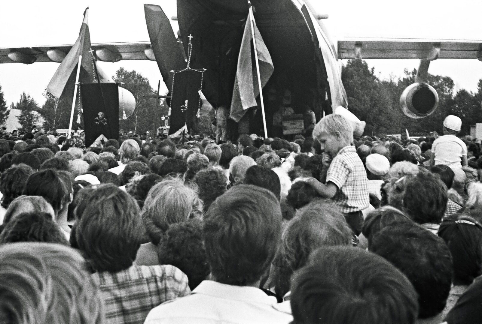 Pirmosios ekspedicijos tremtinių palaikams sugrąžinti dalyviai į Lietuvą grįžo 1989 metų liepos 28-ąją. Kėdainių kariniame oro uoste juos pasitiko minia. J. JARUČIO nuotr.