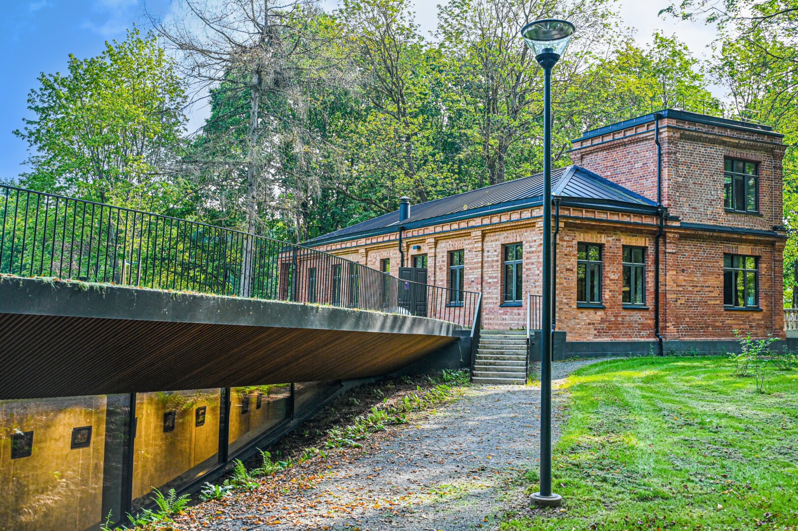 Negavęs leidimo Panevėžio gimtadienio šventinėje eisenoje jauniausią miesto kultūros įstaigą – Pragiedrulių kūrybiškumo centrą – reprezentuoti su LGBT vaivorykštės spalvų vėliava, jo vadovas Saulius Leonavičius apkaltino savo tiesioginę viršininkę seksualinių mažumų diskriminacija ir išėjo iš darbo.