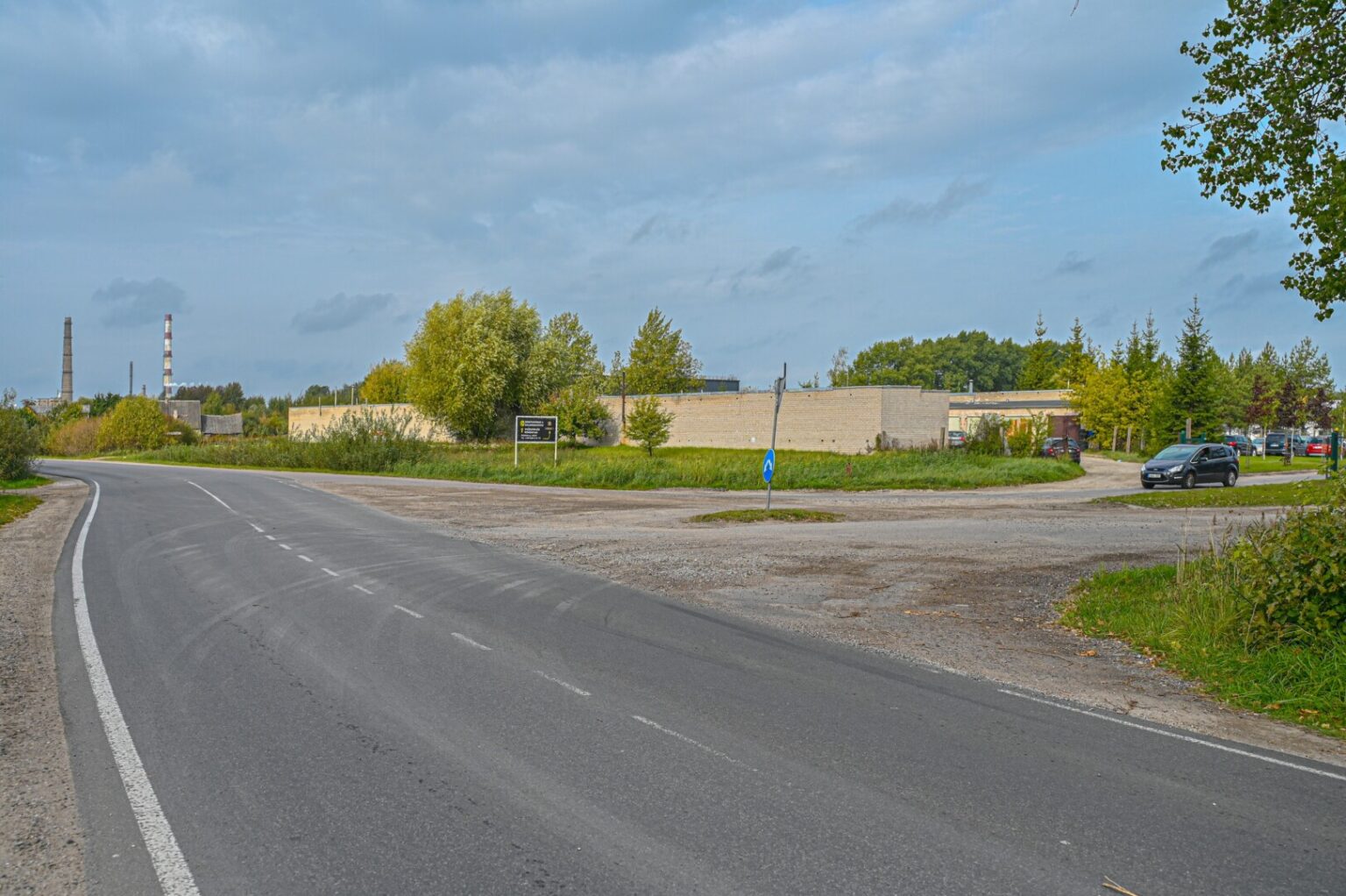 Rožyno rajono pakraštyje įsikūrusių įmonių atstovai guodžiasi ne vieną dešimtmetį bandantys prisibelsti į Panevėžio savivaldybę, kad judrioje Pievų gatvėje būtų įrengtas apšvietimas ir pėsčiųjų takas.