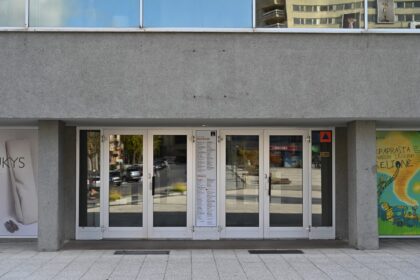 Nuo Juozo Miltinio dramos teatro fasado prieš keletą metų dingus garsiojo režisieriaus, teatro įkūrėjo bareljefui, iki šiol panevėžiečiai diskutuoja, kam ir kodėl prireikė jį nuimti.