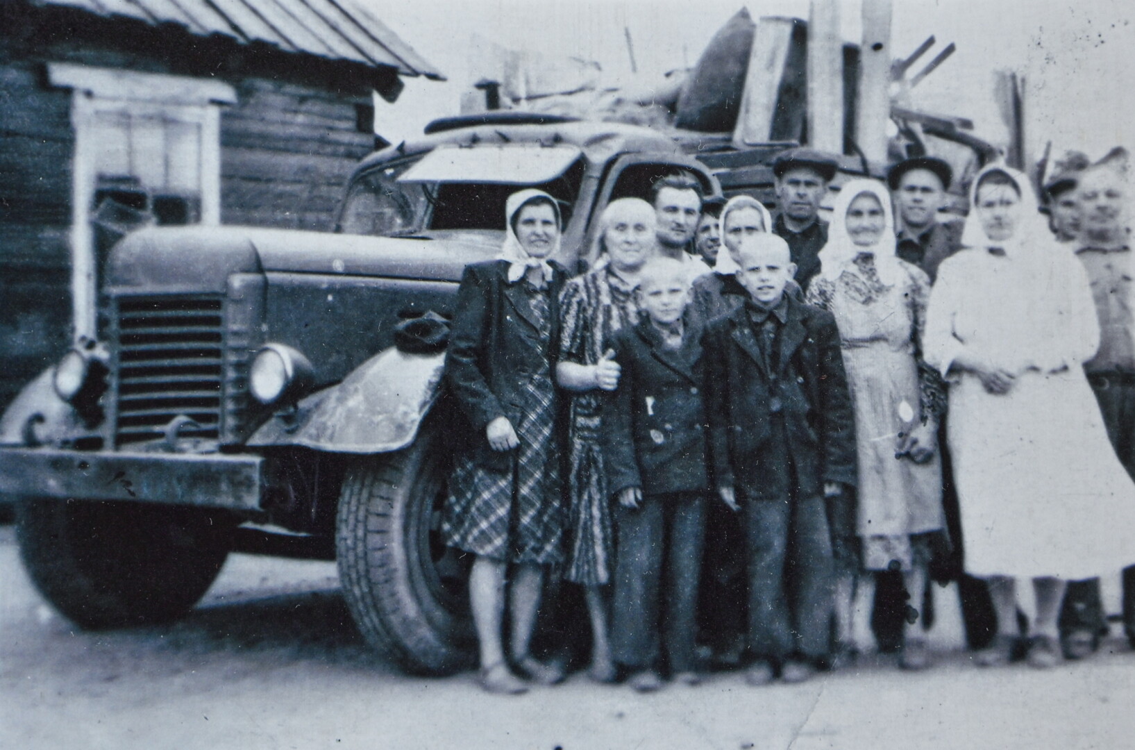 Perkraustymas iš Ilkos gyvenvietės į Kunduliuną, esantį Buriatijoje-Mongolijoje. Iš kairės Apolonija Vičinienė, Vidutis Vičinas, Algimantas Vičinas. 1953-ieji. ASMENINIO ARCHYVO nuotr.