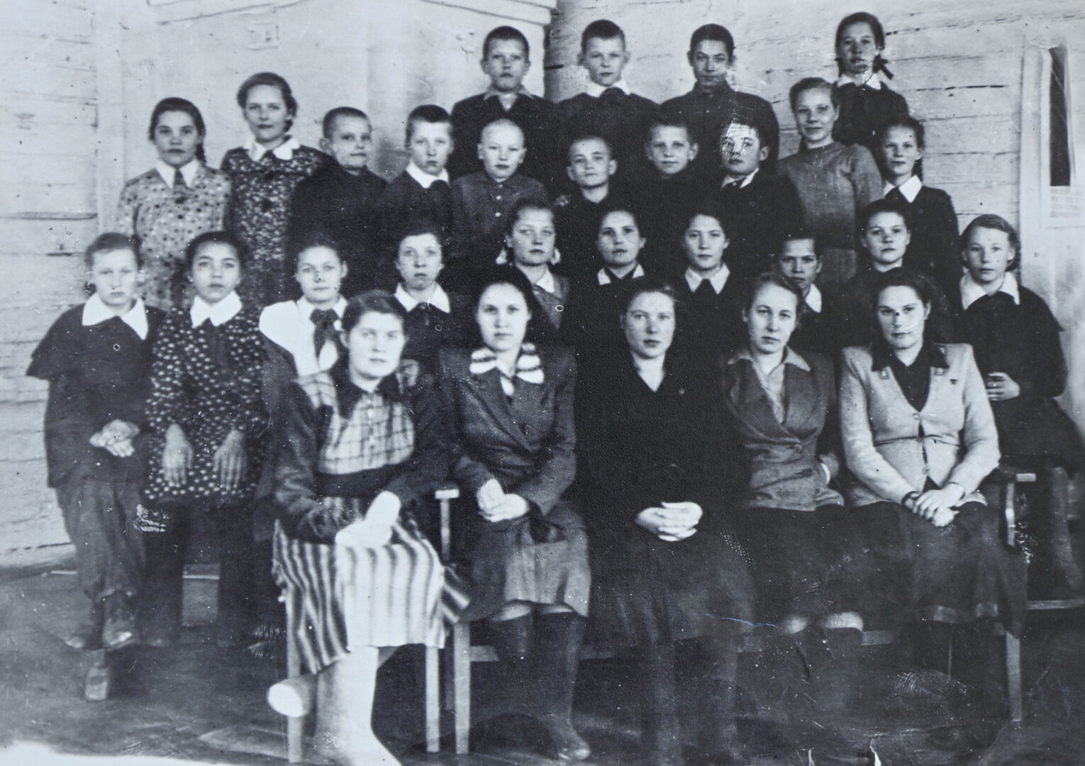 Mokykloje. A. Vičinas antroje eilėje viršuje iš kairės trečias, brolis – septintas. 1955 metais Staraja Brian. ASMENINIO ARCHYVO nuotr.