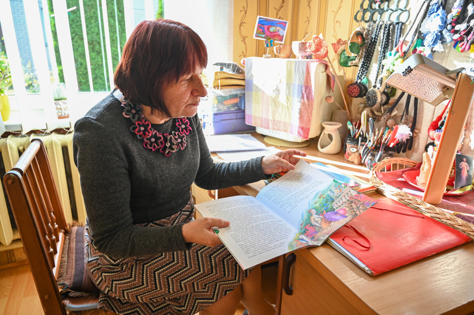 Bronės Kanoverskytės kūrybinis kelias – it vaivorykštė: nuo cecho dailininkės iki vaikiškų knygelių iliustratorės, dabar įkvėpimą išliejančios vienetiniuose papuošaluose. Tačiau širdyje raguvė sako visada liksianti grafikė. Subtilūs piešiniai pieštuku menininkei patys brangiausi. P. ŽIDONIO nuot.