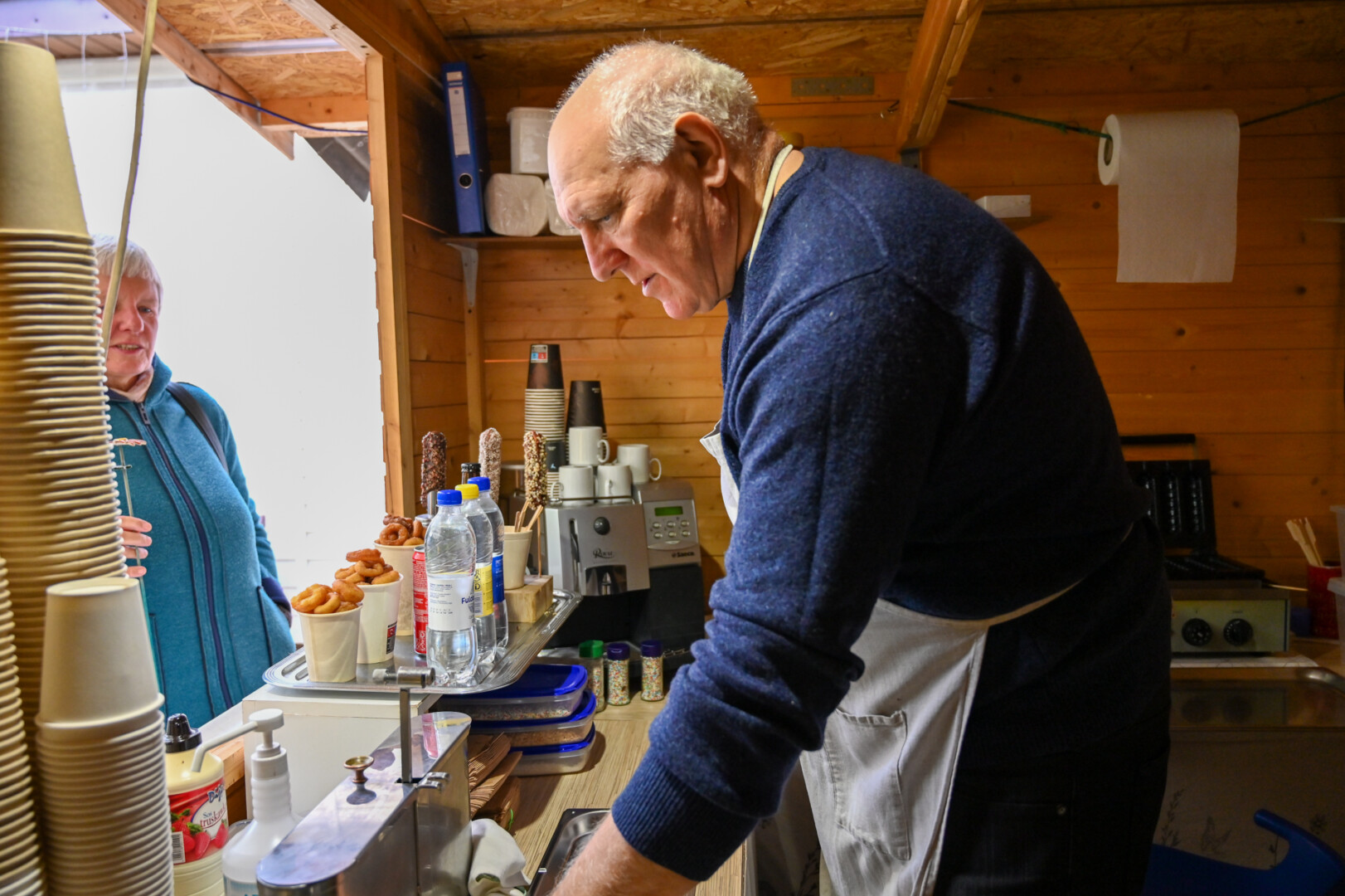 Gediminas Mažeika sako perpratęs prekybininkų taisyklę: nori, kad mieliau pirktų tavo gaminį, duok jo paragauti. P. ŽIDONIO nuotr.