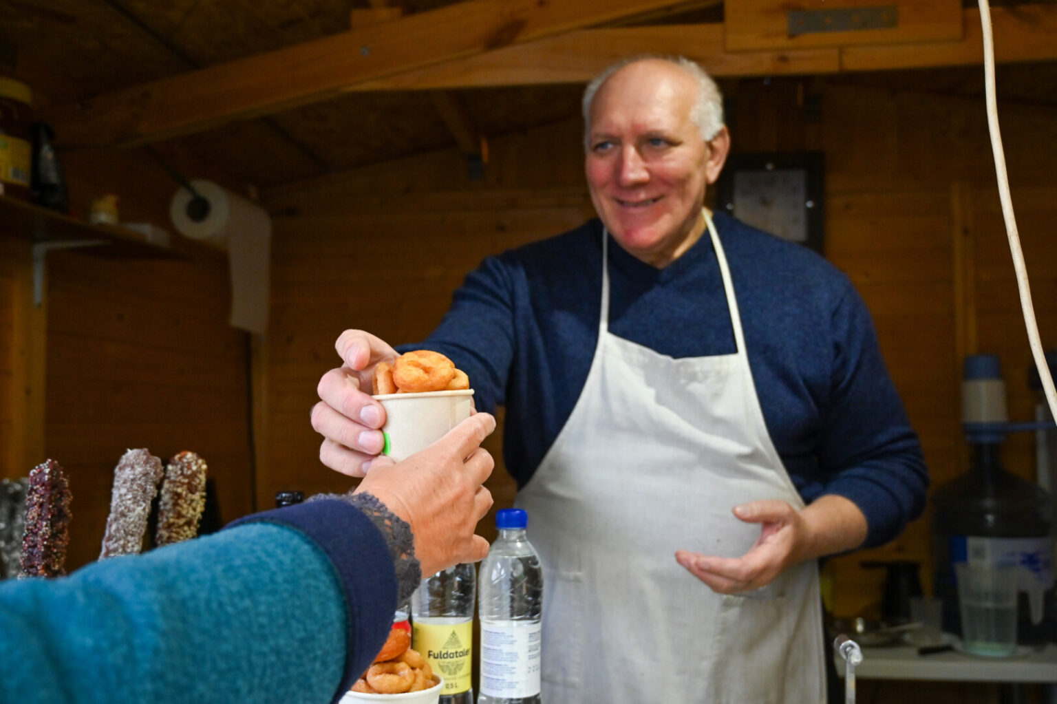 Savo namo kiemą Vilniaus gatvėje panevėžietis pavertė vieno deserto gerbėjų rojumi. Mieste, dar neseniai liūdnai garsėjusiame aludėmis, Gediminas Mažeika nusprendė tęsti seną šeimos verslą – džiuginti Panevėžio smaližius saldėsiais.