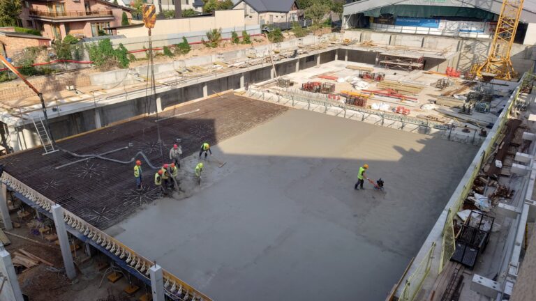 Bemaž prieš metus pradėtos olimpinius standartus atitiksiančio baseino statybos Panevėžyje vyksta numatytu ritmu, tačiau per 35 planuotus mėnesius jo baigti nepavyks. Taip tvirtina darbus prižiūrintys specialistai. Vėluosiančių įkurtuvių priežastis netgi ne pinigai, o šalia esantis senasis, dabar uždarytas baseinas.