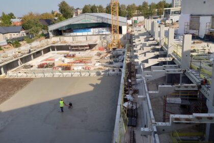 Bemaž prieš metus pradėtos olimpinius standartus atitiksiančio baseino statybos Panevėžyje vyksta numatytu ritmu, tačiau per 35 planuotus mėnesius jo baigti nepavyks.