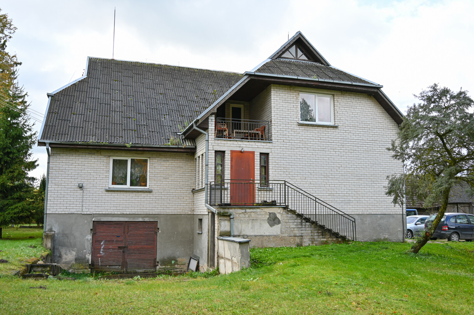 Jei visi teismai nustatys globėjų kaltę, Savivaldybei priklausantį namą Grigaliūnams teks apleisti. P. Židonio nuotr.