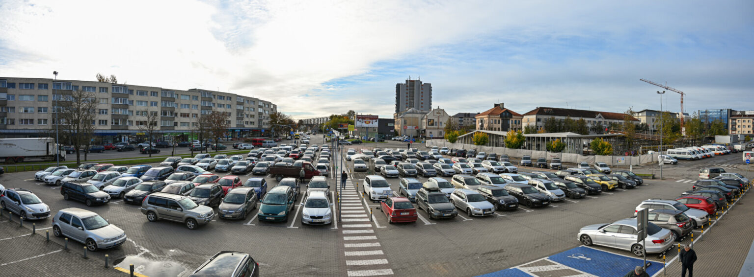 Jau kito mėnesio pabaigoje vyksiančiame aukcione Panevėžio savivaldybė tikisi parduoti centrinėje miesto dalyje, prekybos centro, banko ir statomos autobusų stoties pašonėje esančią automobilių stovėjimo aikštelę.