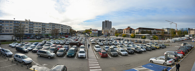 Jau kito mėnesio pabaigoje vyksiančiame aukcione Panevėžio savivaldybė tikisi parduoti centrinėje miesto dalyje, prekybos centro, banko ir statomos autobusų stoties pašonėje esančią automobilių stovėjimo aikštelę.