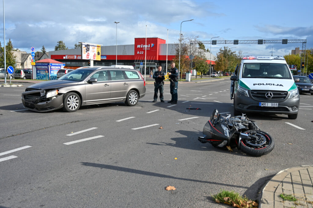 Vienoje didžiausių Panevėžyje Nemuno ir Klaipėdos gatvių sankryžoje susidūrė automobilis ir motociklas. Bendrajam pagalbos centrui trečiadienį, maždaug 13 val. apie avariją pranešė įvykio liudininkai.