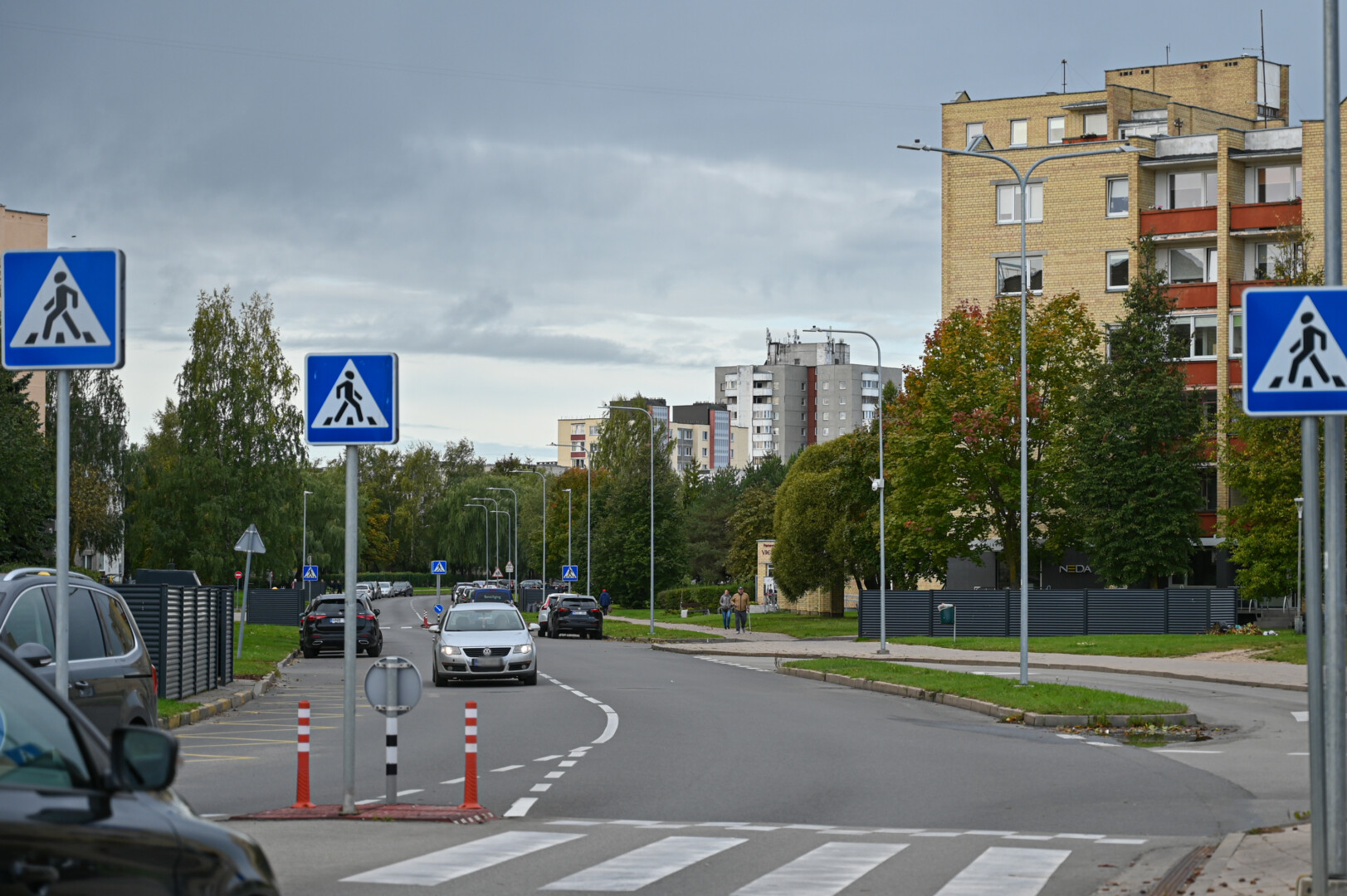 Kai į Kniaudiškes 1984–1985 metais pradėjo keltis pirmieji naujakuriai, jos nė iš tolo nepanašėjo į dabartinį mikrorajoną. Buvo laikas, kai į naujus namus, kol paklojo asfaltą, nutiesė šaligatvius, tekdavo klampoti per purvynus. P. ŽIDONIO nuotr.