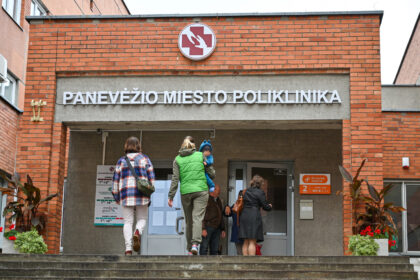 Karščiuojančių, kosinčių ir sloguojančių pacientų eilės prie gydytojų kabinetų pastarosiomis savaitėmis stabiliai ilgėja.