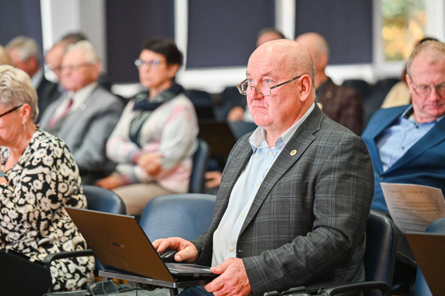 Į kariaujančią Ukrainą paramą vežiojančiam ir šįkart Panevėžio rajono Savivaldybės komandiruotam Tarybos nariui, Lietuvos valstiečių ir žaliųjų sąjungos atstovui Algimantui Birbilui palinkėta nebegrįžti iš karo zonos.