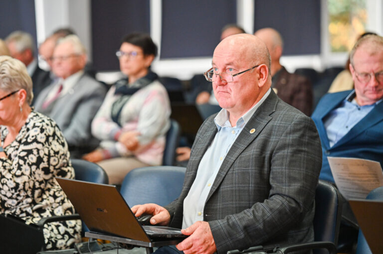 Į kariaujančią Ukrainą paramą vežiojančiam ir šįkart Panevėžio rajono Savivaldybės komandiruotam Tarybos nariui, Lietuvos valstiečių ir žaliųjų sąjungos atstovui Algimantui Birbilui palinkėta nebegrįžti iš karo zonos.