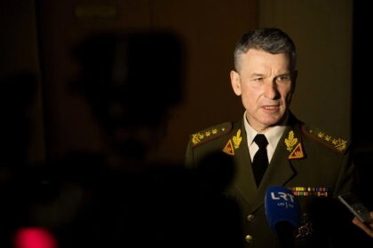 Lietuvos kariuomenės vadas, generolas Valdemaras Rupšys nemano praradęs šalies vadovų pasitikėjimą dėl pastarosiomis savaitėmis paaiškėjusių ir klausimų viešojoje erdvėje sukėlusių kai kurių jo biografijos detalių.