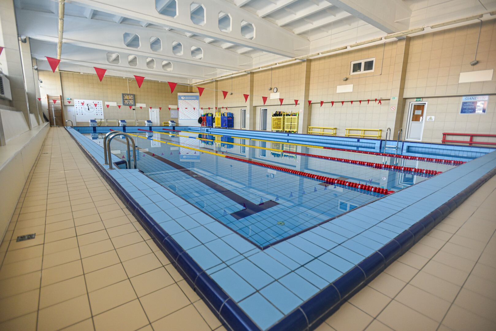 Kol statybos uždarė Panevėžio sporto komplekso baseiną, lankytojus priimdavusį nuo 1965 metų, panevėžiečiai bei rajono gyventojai šturmuoja „Žemynos“ progimnazijos baseiną. P. ŽIDONIO nuotr.