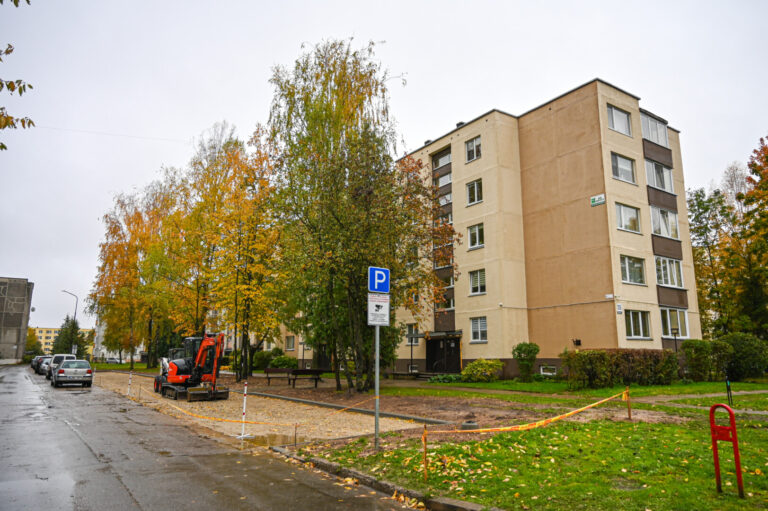 Ankšti ir automobiliais užgrūsti daugiabučių kiemai – viena opiausių senųjų miesto mikrorajonų problema, bet bandymai ieškoti išeities neretai sukiršina kaimynus.