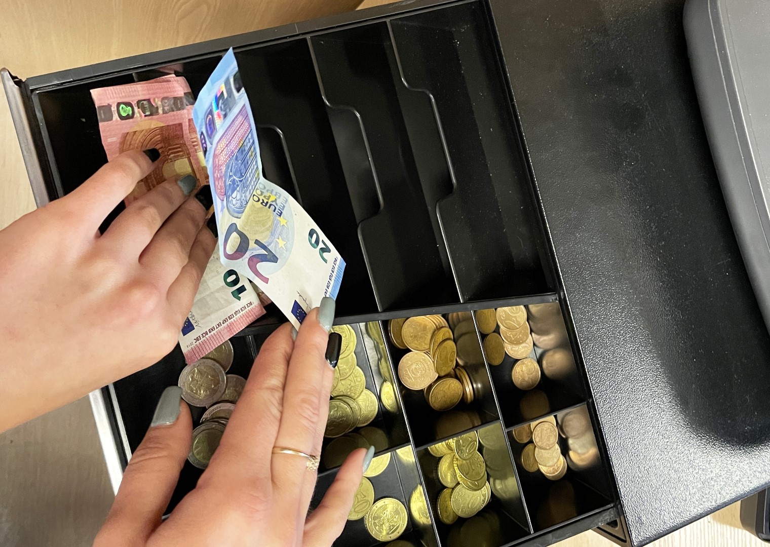 Panevėžyje penktadienį apiplėšta kavinė.